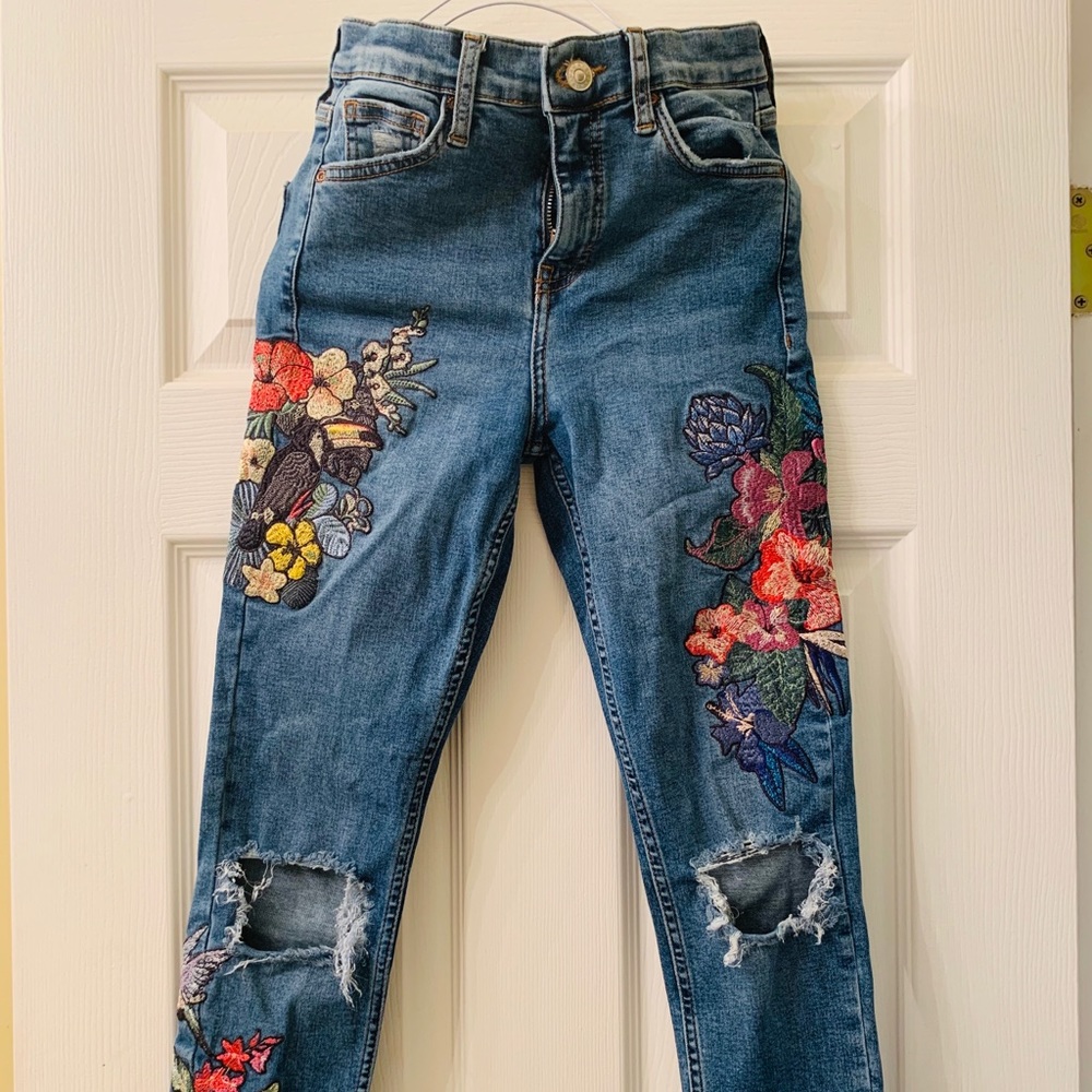 Embroidered Rip jeans